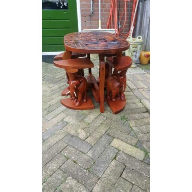 Uitgesneden tafel met 4 olifanten bijzet tafels eronder