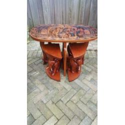 Uitgesneden tafel met 4 olifanten bijzet tafels eronder