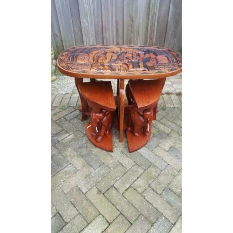 Uitgesneden tafel met 4 olifanten bijzet tafels eronder