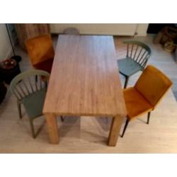 Eettafel + 4 stoelen. Geel, mintgroen, hout.