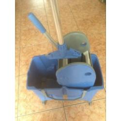 1 keer gebruikt schoonmaak trolly