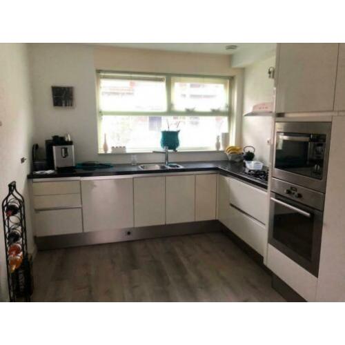 Siematic rvs keuken magnolia wit met apparatuur