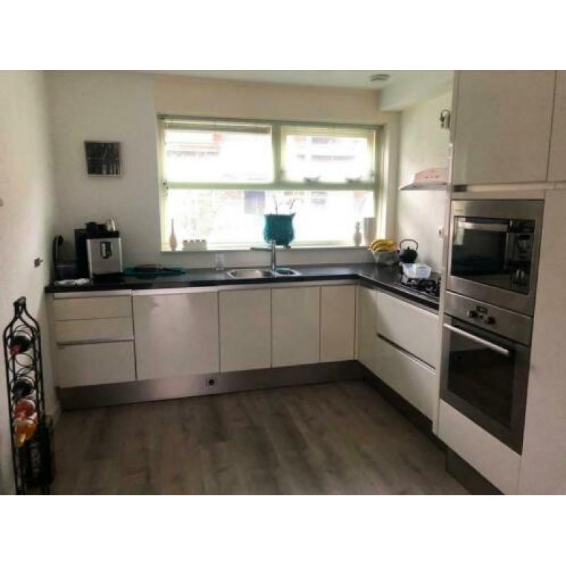 Siematic rvs keuken magnolia wit met apparatuur