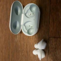 Samsung earbuds wit