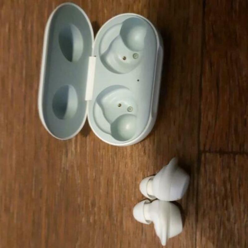 Samsung earbuds wit