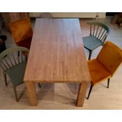 Eettafel + 4 stoelen. Geel, mintgroen, hout.