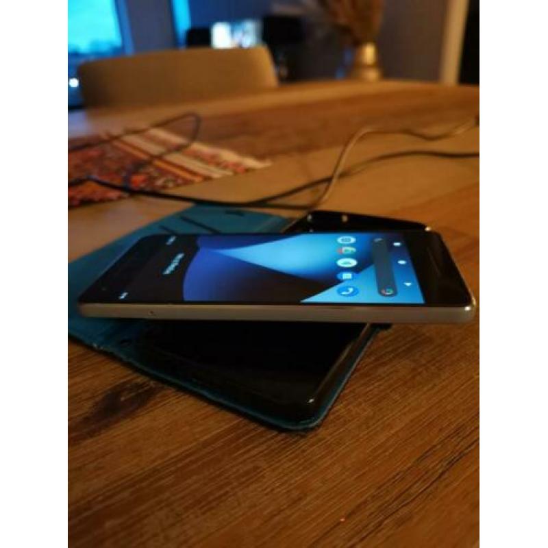 Google Pixel 2 blue