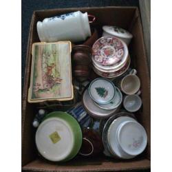 Grote doos met diverse soorten antieke servies