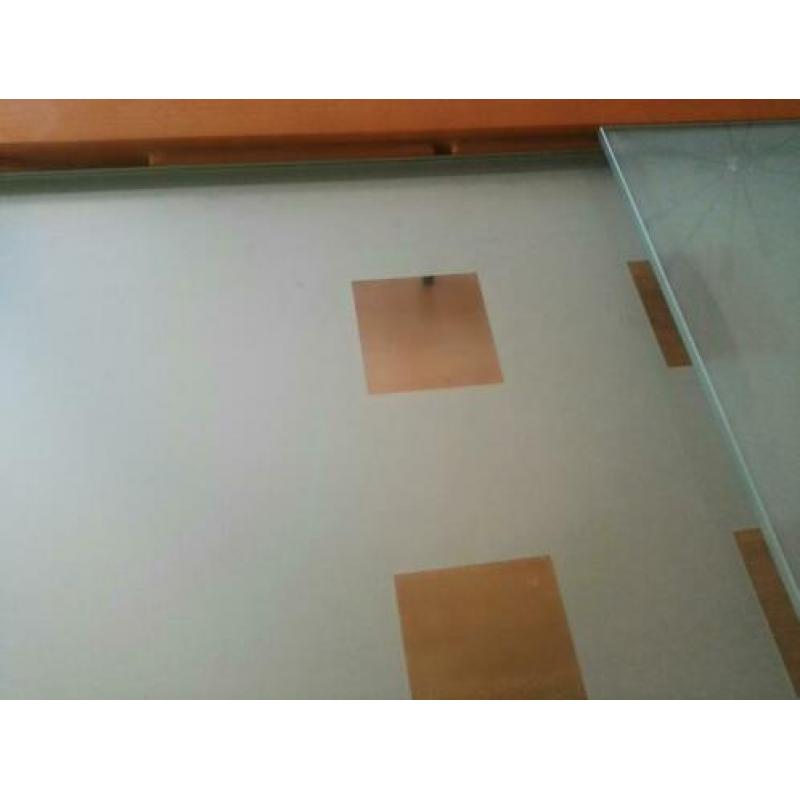 Design Italiaanse houten tafel met dubbel matglas.