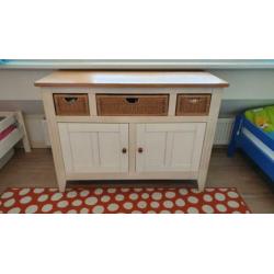 Houten commode met rieten manden