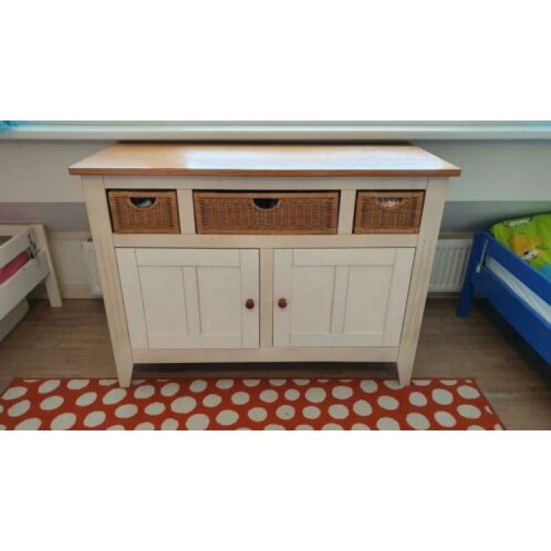 Houten commode met rieten manden