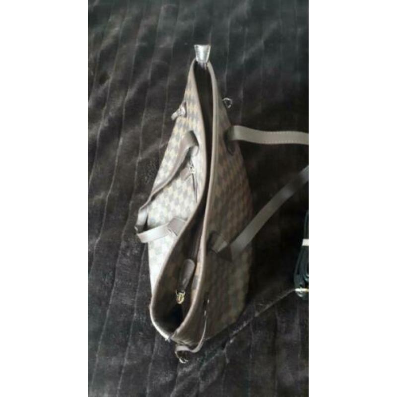 Verschillende handtassen en portemonee