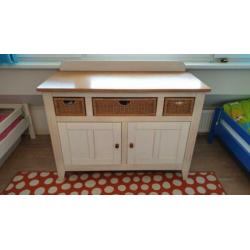 Houten commode met rieten manden