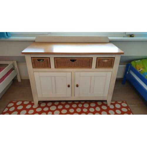 Houten commode met rieten manden