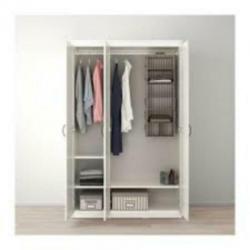 Grote witte Ikea kledingkast met spiegel