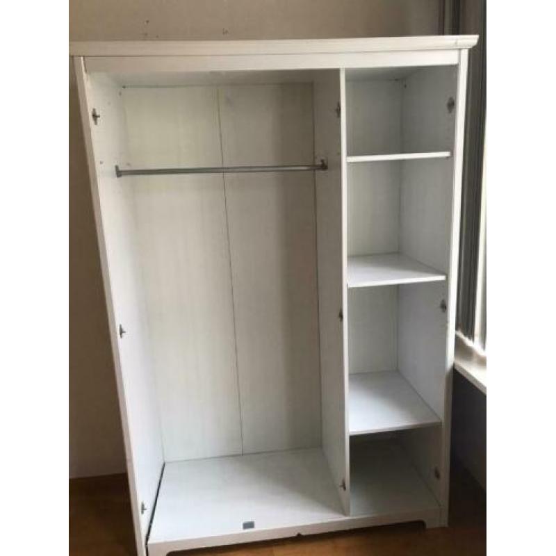 Grote witte Ikea kledingkast met spiegel
