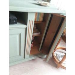 Dressoir. Groen . Punt onder beschadigd.