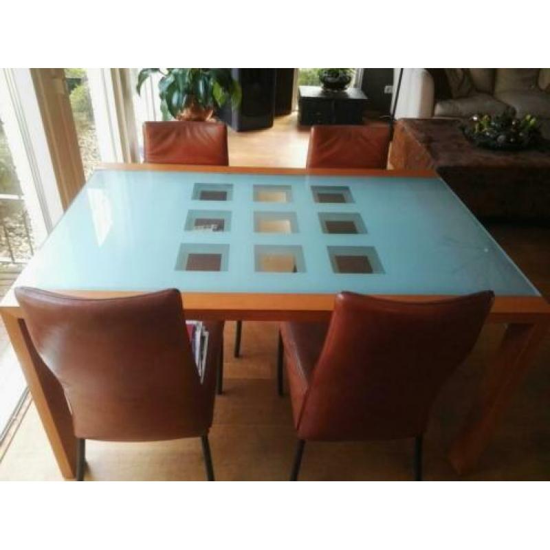 Design Italiaanse houten tafel met dubbel matglas.