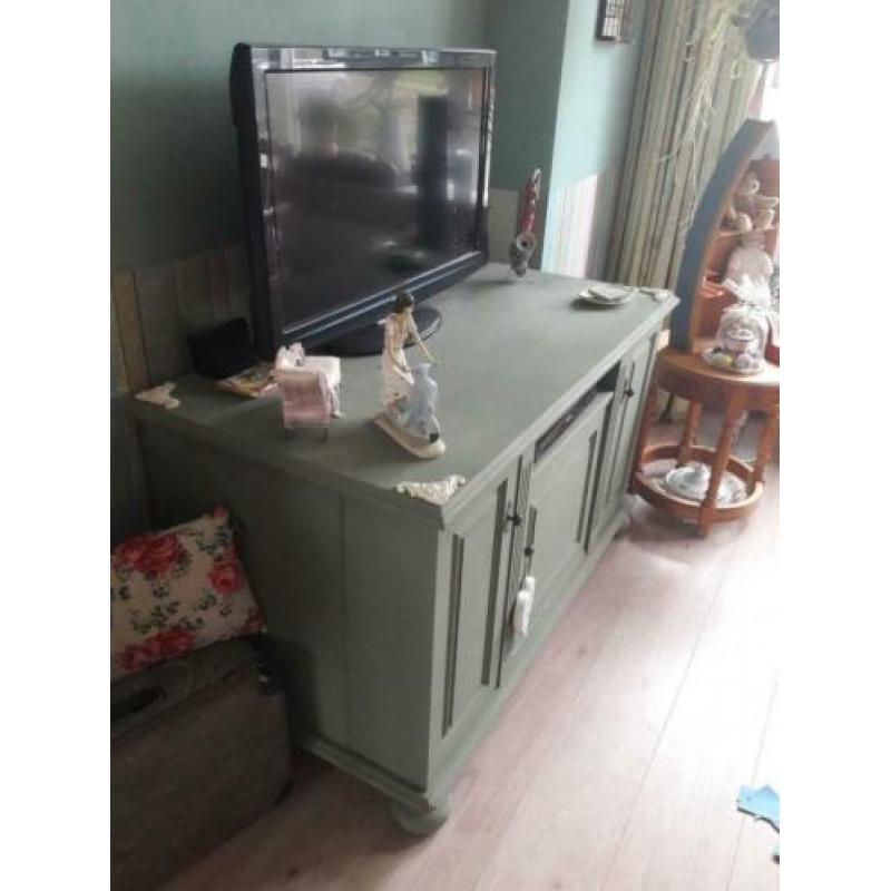 Dressoir. Groen . Punt onder beschadigd.