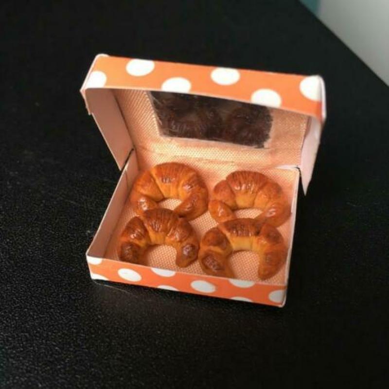 Mini croissantjes 4 stuks - voor poppenhuis of Barbies