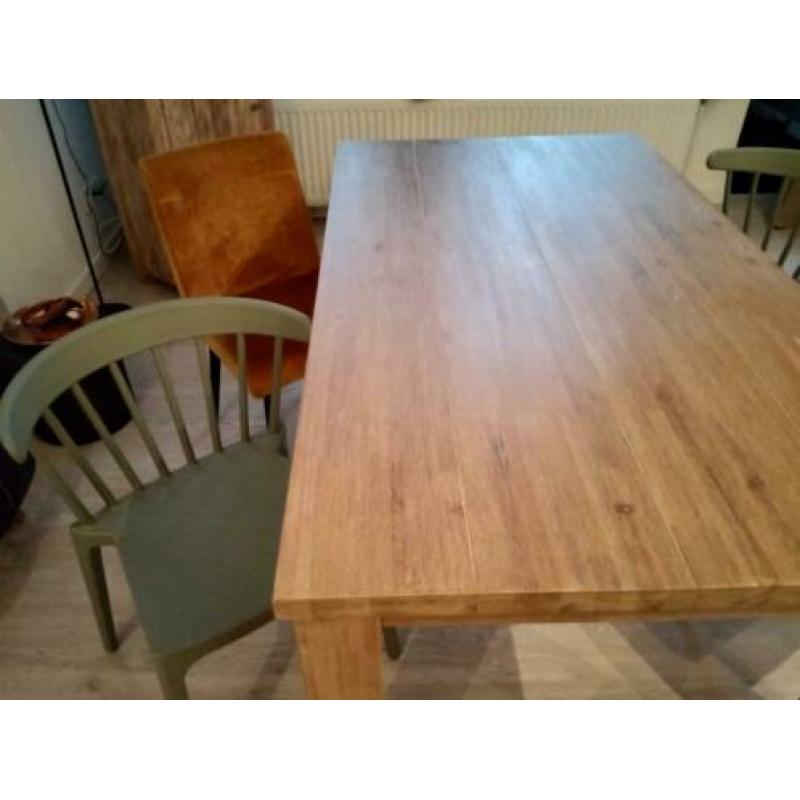 Eettafel + 4 stoelen. Geel, mintgroen, hout.