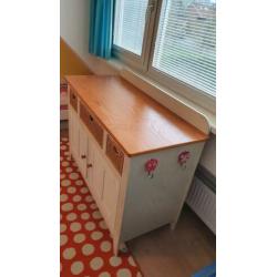 Houten commode met rieten manden