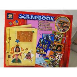Scrapbook, mooie set, grotendeels dubbel!
