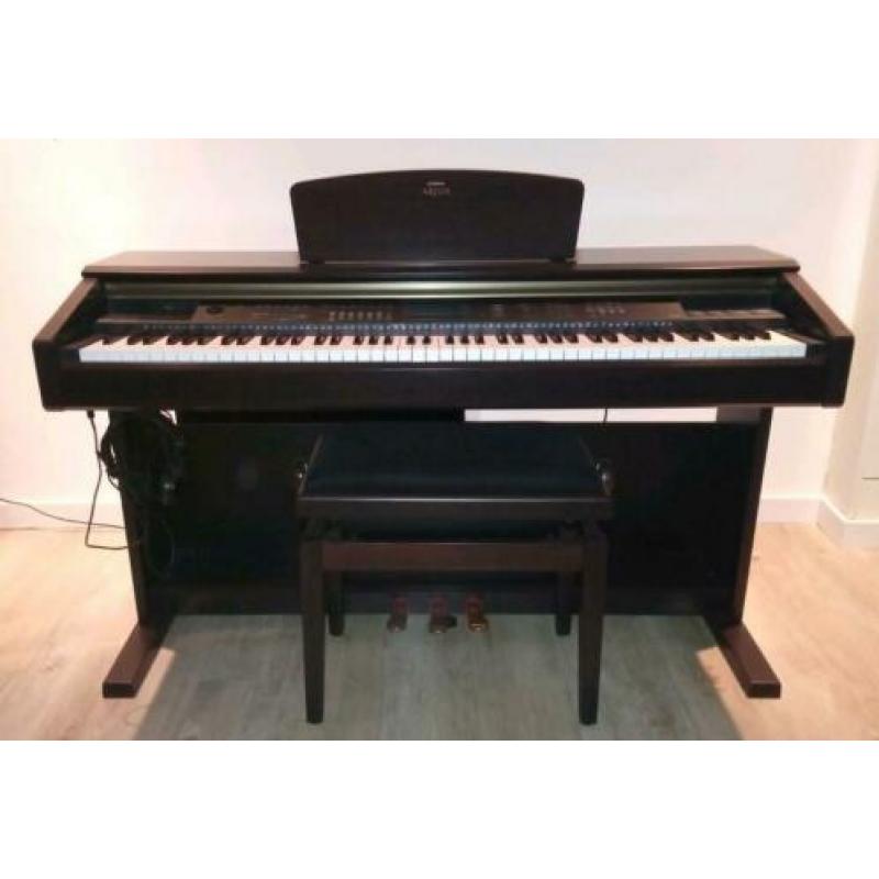 Yamaha Arius piano. Bruin hout. Digitaal. YDP-V240 zgan