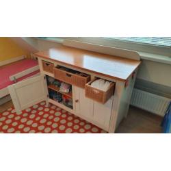 Houten commode met rieten manden