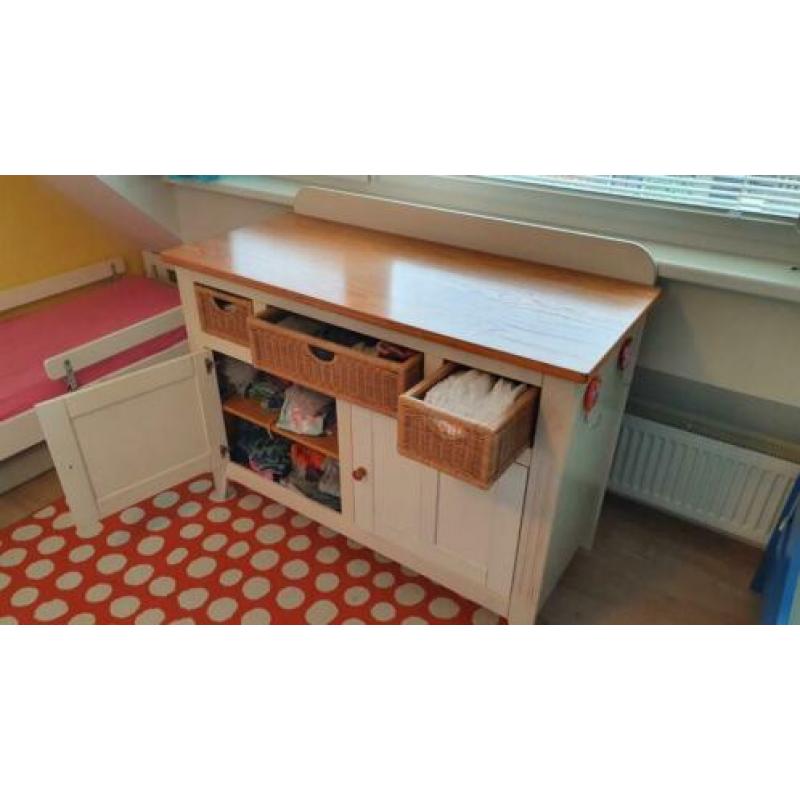 Houten commode met rieten manden