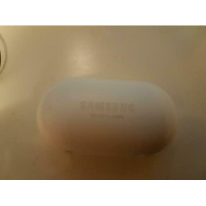 Samsung earbuds wit