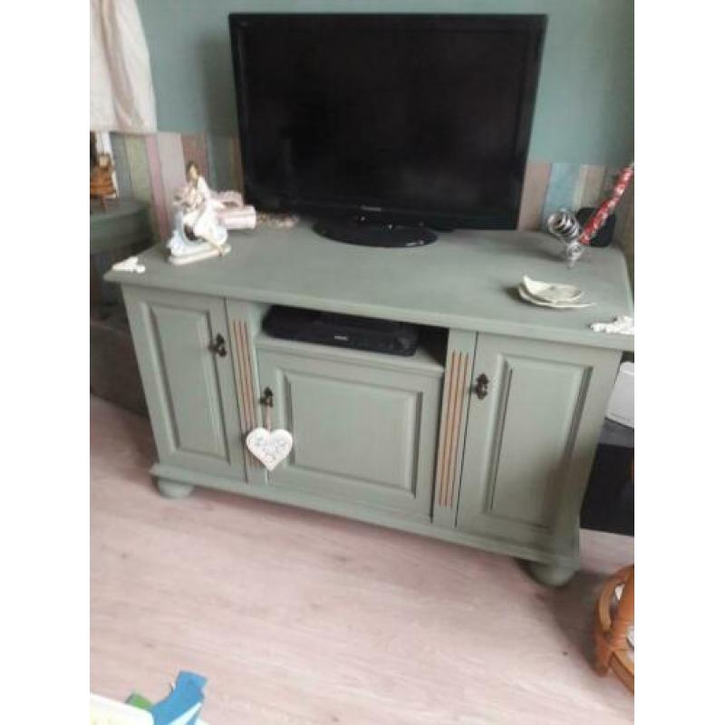 Dressoir. Groen . Punt onder beschadigd.