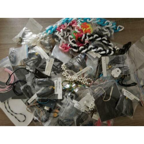 Partij sieraden, make-up en toebehoren.