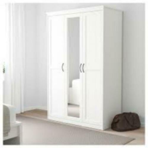 Grote witte Ikea kledingkast met spiegel