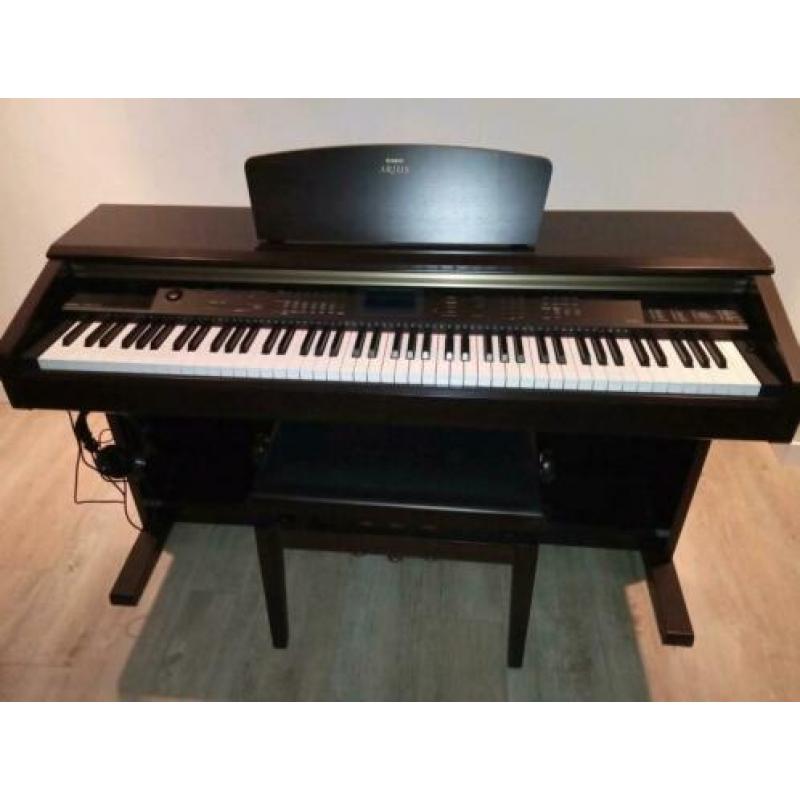 Yamaha Arius piano. Bruin hout. Digitaal. YDP-V240 zgan
