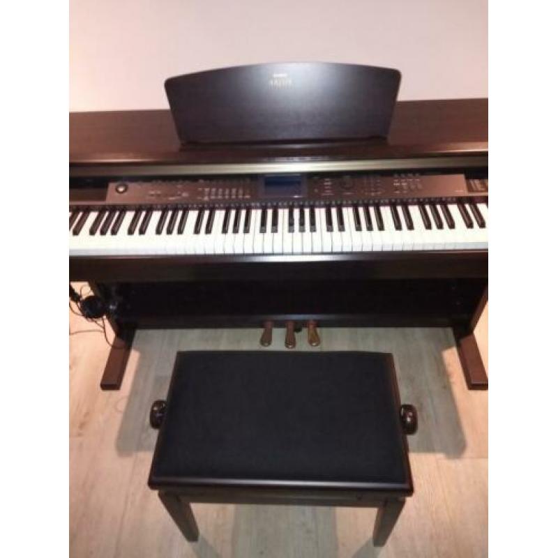Yamaha Arius piano. Bruin hout. Digitaal. YDP-V240 zgan