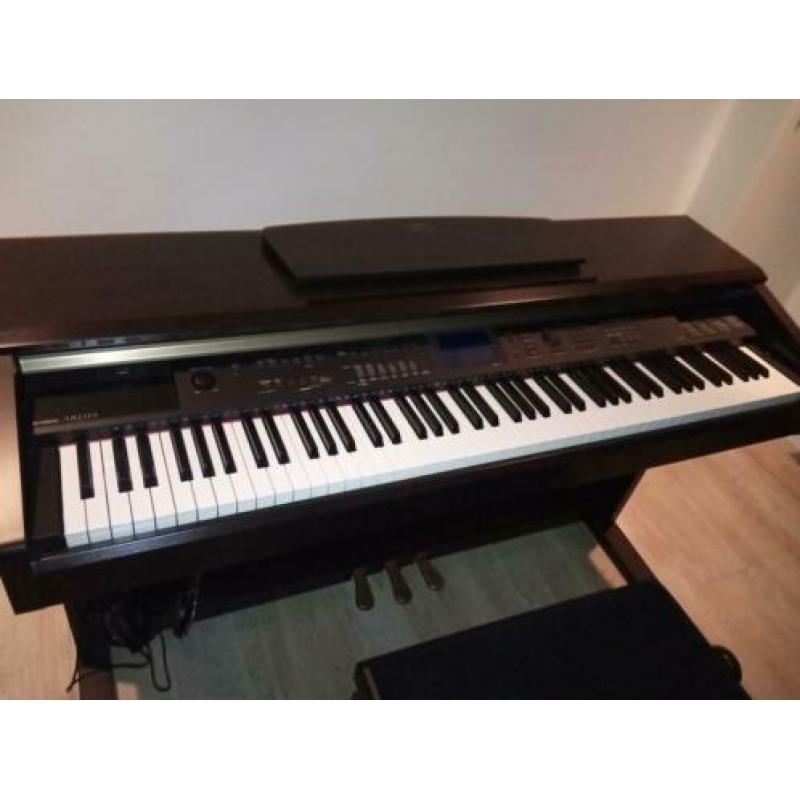 Yamaha Arius piano. Bruin hout. Digitaal. YDP-V240 zgan