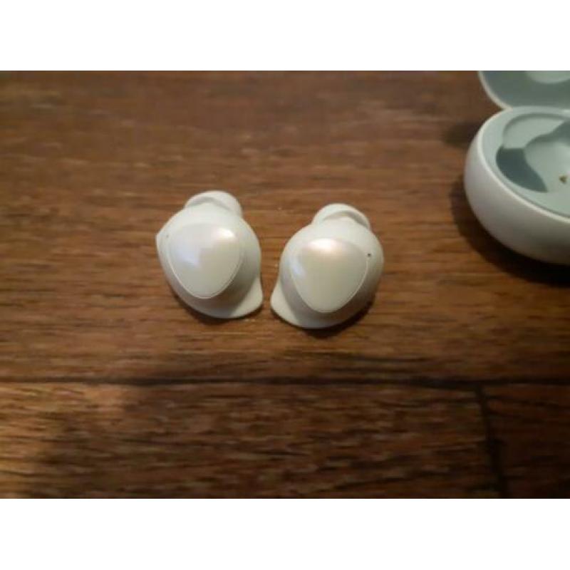 Samsung earbuds wit