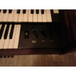 elektrische orgel met muziek boeken er bij