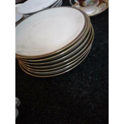 Grote doos met diverse soorten antieke servies