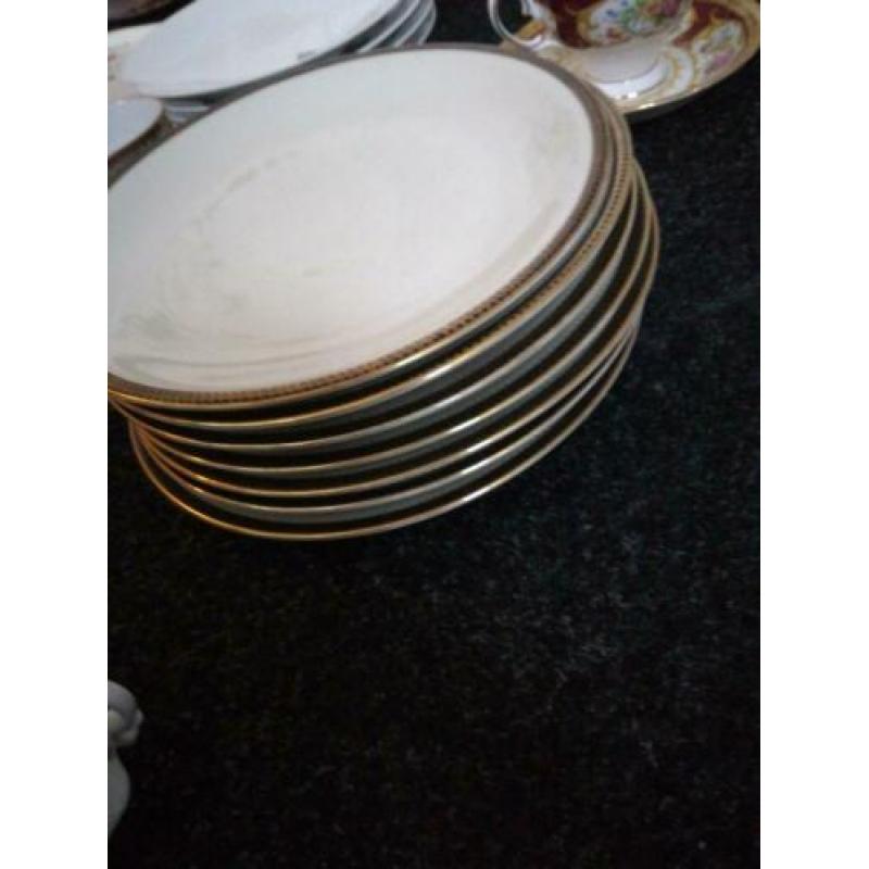 Grote doos met diverse soorten antieke servies