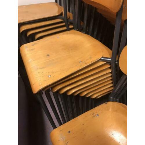 25 houten stoelen te koop