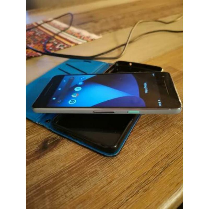 Google Pixel 2 blue