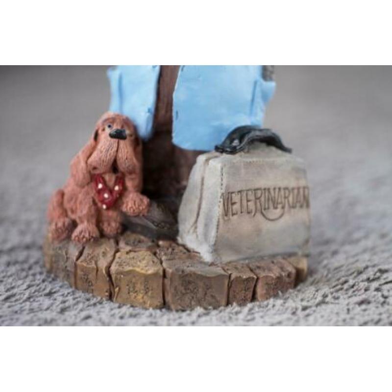 Handpainted beeldje "dierenarts" uit de Finnians Collection