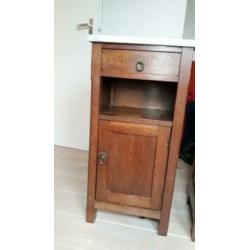 2 antieke eikenhouten nachtkastjes met marmeren blad