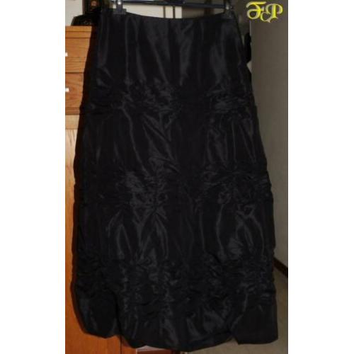 Fionella Lange rok zwart maat 4 dat komt overeen met 40/42