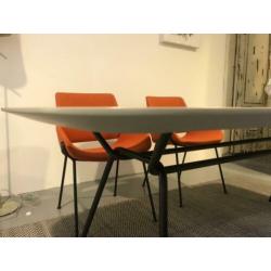 Fenix Eetkamertafel met 4 gestoffeerde stoelen van Prostoria