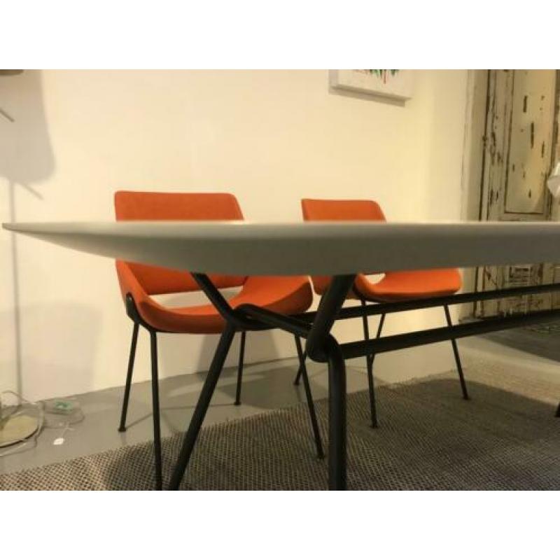Fenix Eetkamertafel met 4 gestoffeerde stoelen van Prostoria
