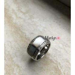 Ti Sento ring parelmoer en strassteentjes. Mt 17