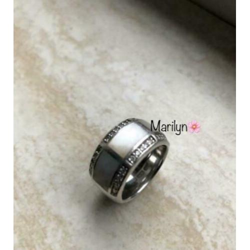 Ti Sento ring parelmoer en strassteentjes. Mt 17
